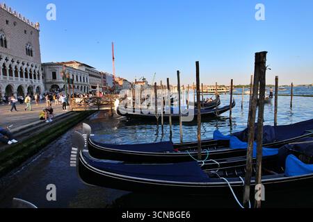 Vertäute Gondeln in der Nähe des Markusplatzes in Venedig, Italien Stockfoto