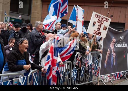 Glasgow, Schottland, Großbritannien. September 2025. Anti-Einwanderungs-Demonstranten veranstalteten eine Unity Rally, die vom Gastgeber des rechten Podcasts Bring the noise organisiert wurde. Stand Up to Rassismus Schottland führte eine Gegendemonstration mit Unterstützung verschiedener Gruppen durch, darunter Stop the war Scotland, Glasgow Trades Council, Health Workers for Palestine und Women Against the rechtsextremen Schottland. (Kreditbild: © Cameron Scott/ZUMA Press Wire) NUR REDAKTIONELLE VERWENDUNG! Nicht für kommerzielle ZWECKE! Quelle: ZUMA Press, Inc./Alamy Live News Stockfoto