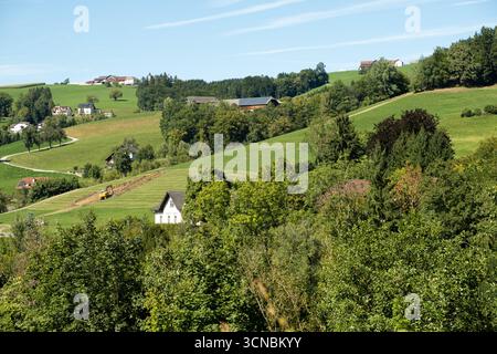 Wunderschöner Blick auf ein kleines traditionelles Dorf in den Alpen. Stockfoto