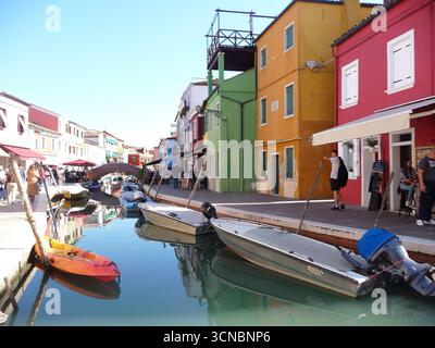 Burano, Italien 11. Oktober 2019: Burano ist eine Insel in der Lagune von Venedig, Norditalien, bei Torcello am nördlichen Ende der Lagune. Stockfoto