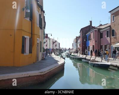 Burano, Italien 11. Oktober 2019: Burano ist eine Insel in der Lagune von Venedig, Norditalien, bei Torcello am nördlichen Ende der Lagune. Stockfoto