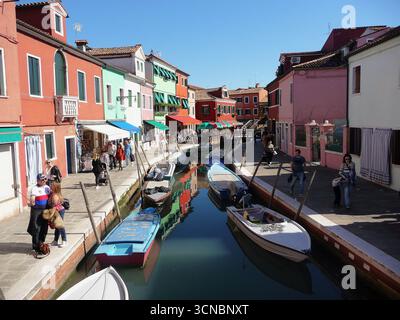 Burano, Italien 11. Oktober 2019: Burano ist eine Insel in der Lagune von Venedig, Norditalien, bei Torcello am nördlichen Ende der Lagune. Stockfoto