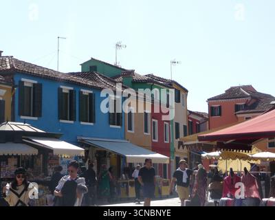 Burano, Italien 11. Oktober 2019: Burano ist eine Insel in der Lagune von Venedig, Norditalien, bei Torcello am nördlichen Ende der Lagune. Stockfoto
