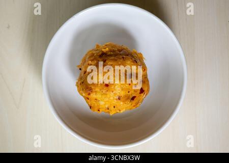 Köstliches Aloo Bharta auf einer weißen Schüssel auf hölzernem Hintergrund. Es ist traditionelles bengalisches (Bangladeshi) Essen. Draufsicht. Stockfoto