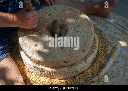 Traditionelles Handmahlkorn mit Steinmühle – traditionelle Lebensmittelzubereitung Stockfoto
