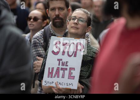Glasgow, Schottland, 20. September 2025. Eine „genug ist genug“-„Unity Rallye“ und eine rechtsextreme Demonstration treffen am 20. September 2025 im Stadtzentrum von Glasgow, Schottland, auf eine größere Gegenpartei gegen Rassismus-Treffen. Quelle: jeremy sutton-hibbert/Alamy Live News Stockfoto