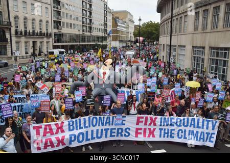 London, Großbritannien. September 2025. Demonstranten versammeln sich, um sie dazu zu bringen, marsch in der Nähe des BBC-Hauptquartiers zu zahlen, und fordern, dass die Regierung die Milliardäre besteuert und die Verursacher dafür bezahlen lässt. Quelle: Vuk Valcic/Alamy Live News Stockfoto