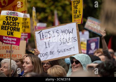 Glasgow, Schottland, 20. September 2025. Eine „genug ist genug“-„Unity Rallye“ und eine rechtsextreme Demonstration treffen am 20. September 2025 im Stadtzentrum von Glasgow, Schottland, auf eine größere Gegenpartei gegen Rassismus-Treffen. Quelle: jeremy sutton-hibbert/Alamy Live News Stockfoto