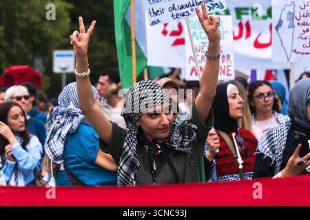 Hamburg, Deutschland. September 2025. Ein Teilnehmer gibt Gesten bei einer pro-palästinensischen Demonstration im Stadtzentrum. Verschiedene Gruppen haben die Demonstration unter dem Motto "Schiffe der Schande - Stopp der deutschen Komplizenschaft vom Hamburger Hafen" gefordert. Quelle: Marcus Golejewski/dpa/Alamy Live News Stockfoto