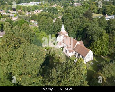 Blick aus der Vogelperspektive auf die Kirche St. stephens, umgeben von Bäumen in canterbury kent Stockfoto