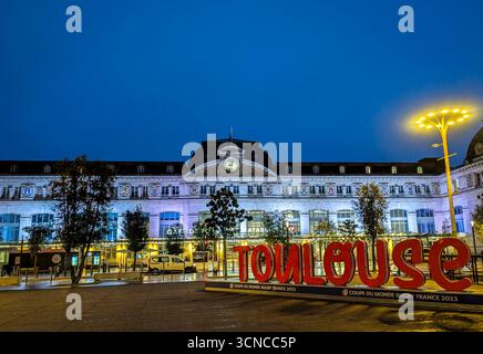 Toulouse, Frankreich, 17. März 2025. Vorderansicht des Bahnhofs Toulouse (Gare Matabiau), beleuchtet mit bunten Lichtern am Abend. Stockfoto