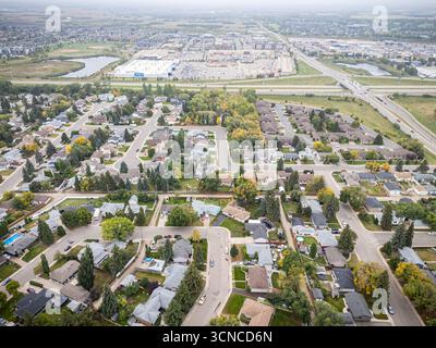 Aus der Vogelperspektive von Adelaide Churchill in Saskatoon, Saskatchewan, mit Wohnstraßen, Schulen und Parks. Stockfoto