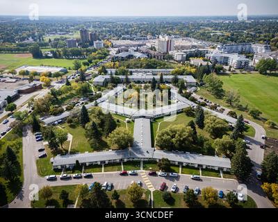 Blick aus der Vogelperspektive auf den Brevoort Park in Saskatoon, Saskatchewan, mit Wohnhäusern, Schulen und Gemeinschaftsparks. Stockfoto
