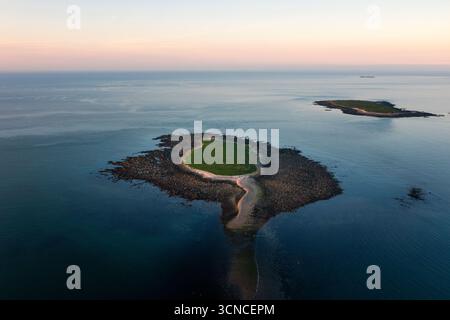 Luftaufnahme der Colt Island mit Saint Patrick’s Island im Hintergrund bei Sonnenuntergang Stockfoto