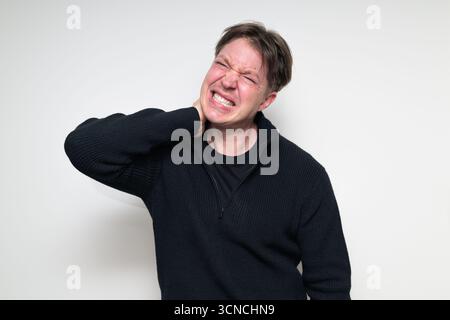 Skandinavischer mittelerwachsener Mann in schwarzem Pullover mit Nackenbart-Porträt vor weißem Studiohintergrund Stockfoto
