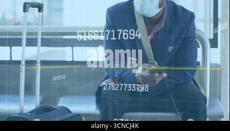 Ein Mann mit Anzug und Maske, der am Flughafen sitzt, mit Koffer und Tasche unter der Überlagerung Stockfoto