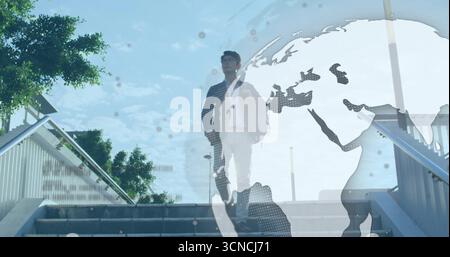 Aufsteigender asiatischer Geschäftsmann klettert Treppen am plaza, mit Koffer, Tasche und Globus Stockfoto