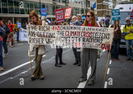 Am 20. September 2025 marschierten Demonstranten durch Central London unter dem Motto „Mach sie bezahlen“. Die Demonstration begann am Portland Place und endete in Whitehall, wobei die Teilnehmer forderten, dass Milliardäre und Superreiche stärker besteuert oder ganz abgeschafft werden. Die Demonstranten trugen Plakate, skandierten Slogans und forderten eine gerechtere Umverteilung des Reichtums. Stockfoto