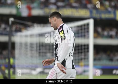 Verona, Italien. September 2025. Dusan Vlahovic vom Juventus FC äußert seine Enttäuschung beim Spiel Hellas Verona FC gegen Juventus FC, 4° Serie A Enilive 2025-26 im Stadion Marcantonio Bentegodi in Verona (VR), Italien, am 20. September 2025. Quelle: Unabhängige Fotoagentur/Alamy Live News Stockfoto