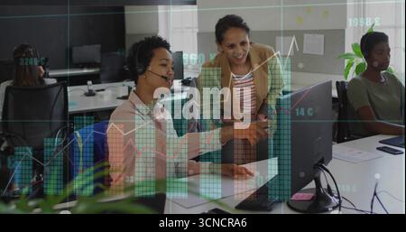 Zusammenarbeit mit Geschäftsagenten mit Headsets, Analyse von Diagrammen auf Monitoren im Callcenter Stockfoto