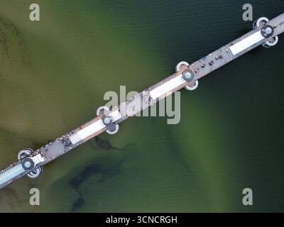 Luftaufnahme des Piers in Miedzyzdroje, Polen, Europa. Fotografiert zentral von oben mit Pier und grünem Wasser der ostsee. Stockfoto
