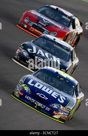 Homestead, FL USA – 20. Februar 2001: Jimmie Johnson führt Clint Bowyer und Bill Elliott während des NASCAR Nextel Cup Ford 400 in Homestead, FL, in Turn One auf dem Homestead-Miami Speedway. Stockfoto