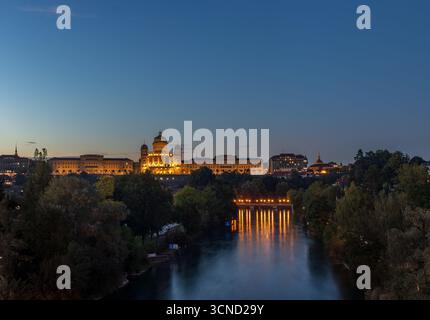 Bern, Schweiz mit dem Bundespalast, beleuchtet zur blauen Stunde. Stockfoto