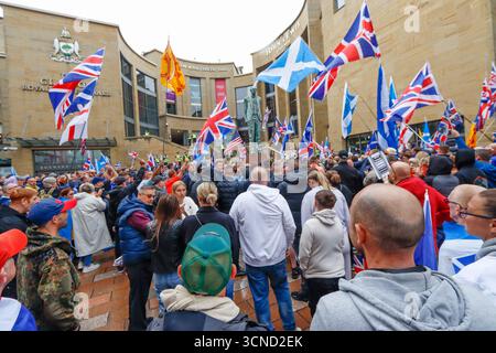 Glasgow, Schottland, Großbritannien. September 2025. Demonstranten der Anti-Rassismus-Gruppe „stellen sich dem Rassismus entgegen, die sich in Buchanan Steps versammelten, um sich einer „Unity Rally“ zu stellen, die mit der Stimmung gegen Migranten verbunden ist, die für das Stadtzentrum geplant ist. Die Gegendemonstration war eine Reaktion auf die wachsende rechtsextreme und einwanderungsfeindliche Organisation. Die Polizei Schottlands war anwesend, um die Versammlungen zu überwachen. Quelle: Jacob Hughes/Alamy Live News Stockfoto