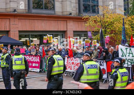 Glasgow, Schottland, Großbritannien. September 2025. Demonstranten der Anti-Rassismus-Gruppe „stellen sich dem Rassismus entgegen, die sich in Buchanan Steps versammelten, um sich einer „Unity Rally“ zu stellen, die mit der Stimmung gegen Migranten verbunden ist, die für das Stadtzentrum geplant ist. Die Gegendemonstration war eine Reaktion auf die wachsende rechtsextreme und einwanderungsfeindliche Organisation. Die Polizei Schottlands war anwesend, um die Versammlungen zu überwachen. Quelle: Jacob Hughes/Alamy Live News Stockfoto