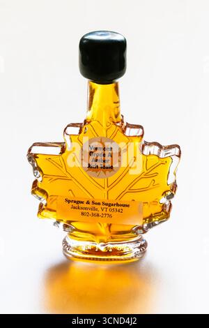 Tiflis, Georgien - 17. Juni 2025: Geschlossene Glasflasche Ahornsirup in Form von Ahornblättern aus Sprague & Son Sugarhouse aus Jacksonville Stadt Wh Stockfoto