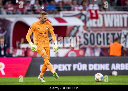 Leipzig, Deutschland. September 2025. Peter Gulacsi (RB Leipzig, 1) am Ball 1. Fu?Ball Bundesliga, RB Leipzig - 1. FC K?ln, Leipzig, Red Bull Arena am 20.09.2025 DFL-VORSCHRIFTEN VERBIETEN DIE VERWENDUNG VON FOTOS ALS BILDSEQUENZEN UND/ODER QUASI-VIDEO. Quelle: dpa/Alamy Live News Stockfoto