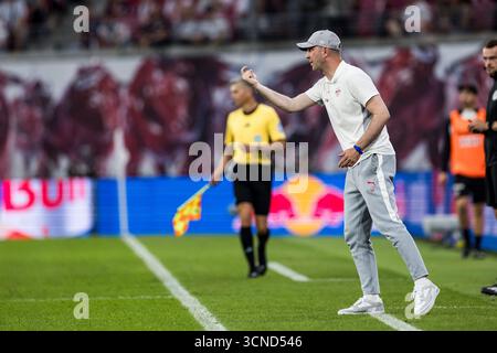 Leipzig, Deutschland. September 2025. OLE Werner (Trainer RB Leipzig) gestikuliert 1. Fu?Ball Bundesliga, RB Leipzig - 1. FC K?ln, Leipzig, Red Bull Arena am 20.09.2025 DFL-VORSCHRIFTEN VERBIETEN DIE VERWENDUNG VON FOTOS ALS BILDSEQUENZEN UND/ODER QUASI-VIDEO. Quelle: dpa/Alamy Live News Stockfoto
