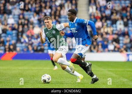 Glasgow, Großbritannien. September 2025. Der Rangers FC spielte im Ibrox Stadion in Glasgow in einem Premier Sports Cup-Spiel Hibernian FC. Das Ergebnis war Rangers 2:0 Hibernian. Djeidi Gassama (R23) läuft mit dem Ball und steht kurz davor, von Josh Mulligan (H20) angegriffen zu werden. Quelle: Findlay/Alamy Live News Stockfoto