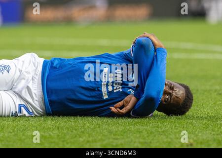 Glasgow, Großbritannien. September 2025. Der Rangers FC spielte im Ibrox Stadion in Glasgow in einem Premier Sports Cup-Spiel Hibernian FC. Das Ergebnis war Rangers 2:0 Hibernian. Djeidi Gassama (R23) liegt verletzt, nachdem er in der Hibernischen Tore-Zone angegriffen wurde. Quelle: Findlay/Alamy Live News Stockfoto