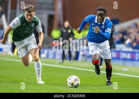 Glasgow, Großbritannien. September 2025. Der Rangers FC spielte im Ibrox Stadion in Glasgow in einem Premier Sports Cup-Spiel Hibernian FC. Das Ergebnis war Rangers 2:0 Hibernian. Djeidi Gassama (R23) und Josh Mulligan (H20) treten um den Ball an. Quelle: Findlay/Alamy Live News Stockfoto