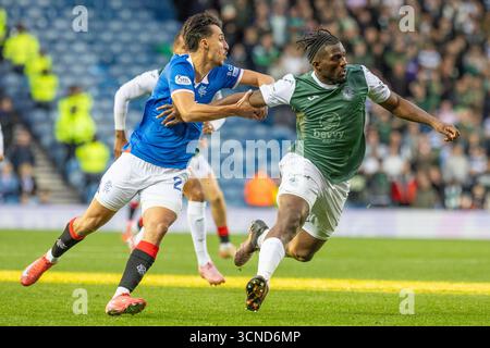 Glasgow, Großbritannien. September 2025. Der Rangers FC spielte im Ibrox Stadion in Glasgow in einem Premier Sports Cup-Spiel Hibernian FC. Das Ergebnis war Rangers 2:0 Hibernian. Rocky Bushiri (H33) und Bojan Miovski (R28) kämpfen um den Ball in der Nähe der Hibernischen Tore. Quelle: Findlay/Alamy Live News Stockfoto