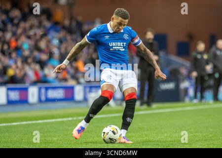 Glasgow, Großbritannien. September 2025. Der Rangers FC spielte im Ibrox Stadion in Glasgow in einem Premier Sports Cup-Spiel Hibernian FC. Das Ergebnis war Rangers 2:0 Hibernian. James Tavernier (R2) Rangers Captain.Credit: Findlay/Alamy Live News Stockfoto