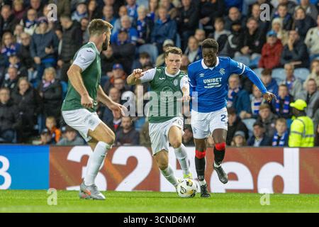 Glasgow, Großbritannien. September 2025. Der Rangers FC spielte im Ibrox Stadion in Glasgow in einem Premier Sports Cup-Spiel Hibernian FC. Das Ergebnis war Rangers 2:0 Hibernian. Djeidi Gassama (R23) und Jordan Obita (H21) treten um den Ball an. Quelle: Findlay/Alamy Live News Stockfoto