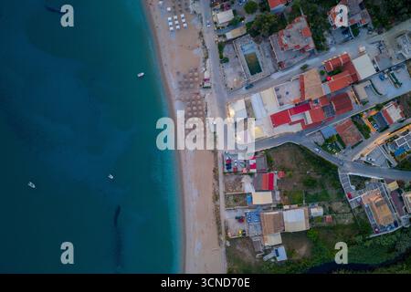 Blick von oben auf das Strandresort in Agios Georgios Pagon, Korfu. Das Bild zeigt das Muster von Hotels, Pools und farbenfrohen Dächern li Stockfoto