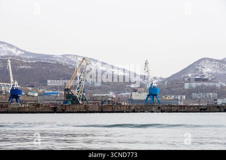 Blick auf den Hafen Petropavlovsk-Kamtschatski von der Bucht Avacha im Pazifischen Ozean am Frühlingstag, Region Kamtschatka, Russland Stockfoto