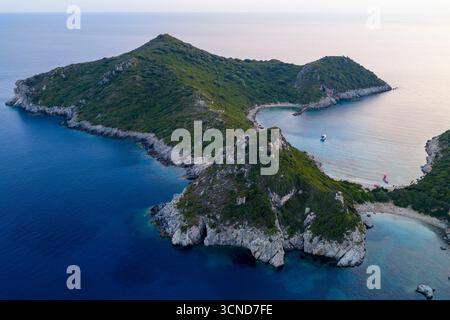 Hochwinklige Drohnenaufnahme des atemberaubenden Doppelstrandes Porto Timoni in Korfu, Griechenland, mit der üppigen grünen Halbinsel, klarem türkisfarbenem Wasser, A Stockfoto