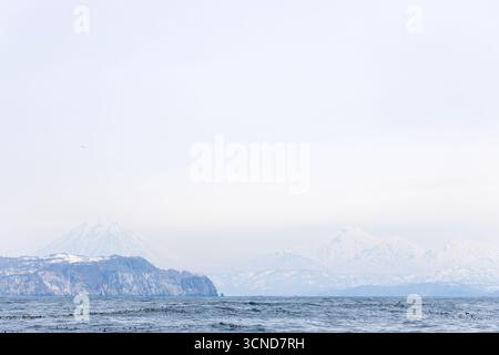 Blauer Himmel über der Pazifikküste in der Bucht Avacha am Frühlingstag in der Nähe der Stadt Petropavlovsk-Kamschatski, Region Kamtschatka, Russland Stockfoto