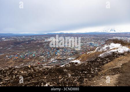 Blick über der Stadt Petropavlovsk-Kamtschatski von Mischnennaya sopka am bewölkten Frühlingsabend, Region Kamtschatka, Russland Stockfoto