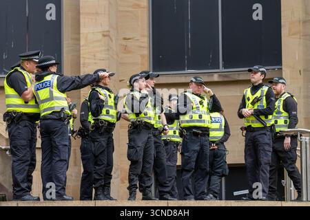 Glasgow, Großbritannien. September 2025. Rechtsradikale Demonstranten versammelten sich auf dem Buchanan-Schritt, um ihre Unity Rall „genug ist genug“ zu halten, um gegen Asylsuchende zu protestieren, waren aber durch die Haltung gegen Rassismus-Gegenproteste deutlich in der Unterzahl. Richard Gass/Alamy Live News Stockfoto