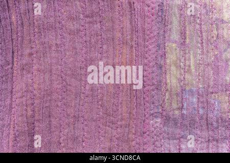 Textiler Hintergrund – strukturierte Oberfläche aus violettem, zerquetschtem Seidengewebe in Nahaufnahme Stockfoto