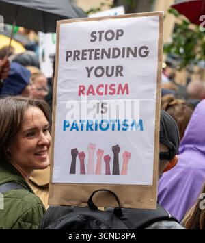 Glasgow, Großbritannien. September 2025. Rechtsradikale Demonstranten versammelten sich auf dem Buchanan-Schritt, um ihre Unity Rall „genug ist genug“ zu halten, um gegen Asylsuchende zu protestieren, waren aber durch die Haltung gegen Rassismus-Gegenproteste deutlich in der Unterzahl. Richard Gass/Alamy Live News Stockfoto