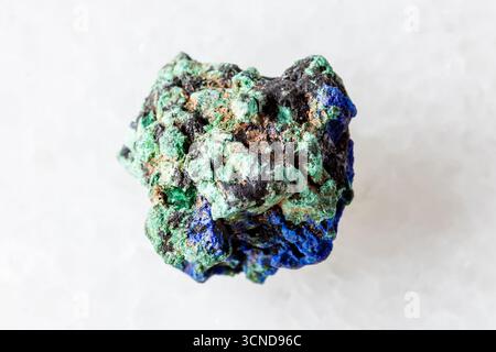 Probe von unpoliertem Azurit und Malachitmineral auf weißem Marmorhintergrund aus nächster Nähe Stockfoto