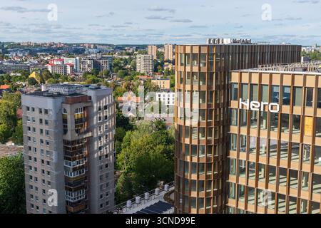 Modernes Geschäftsviertel bei Sonnenuntergang mit neuen Glashochhäusern und einer Skyline der Stadt, die das Wachstum von Unternehmen symbolisiert Stockfoto