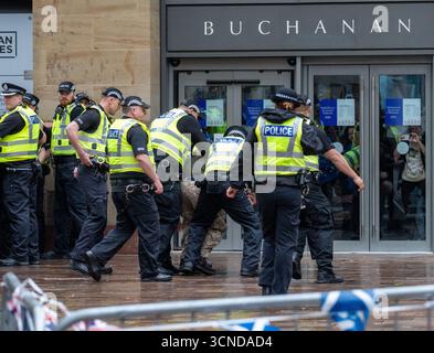 Glasgow, Großbritannien. September 2025. Rechtsradikale Demonstranten versammelten sich auf dem Buchanan-Schritt, um ihre Unity Rall „genug ist genug“ zu halten, um gegen Asylsuchende zu protestieren, waren aber durch die Haltung gegen Rassismus-Gegenproteste deutlich in der Unterzahl. Richard Gass/Alamy Live News Stockfoto