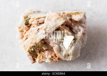 Probe von rohem Albitgestein mit Muskovit auf weißem Marmorhintergrund aus der Nähe von Nordkarelien, Russland Stockfoto